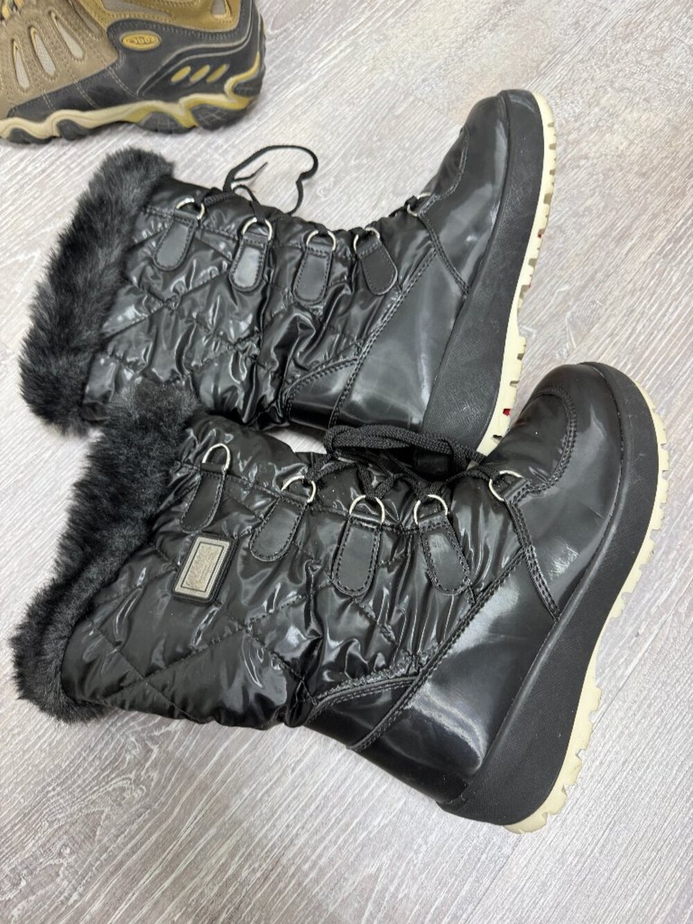 Like new snow boots, only worn once